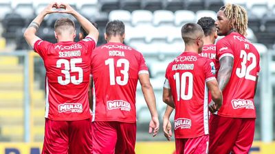II Liga: Santa Clara evita primeira derrota com golo nos descontos - TVI