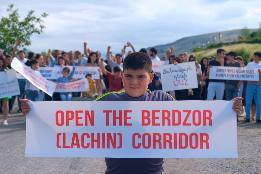 Manifestação em Artsakh pela reabertura do corredor de Lachin (Getty Images)