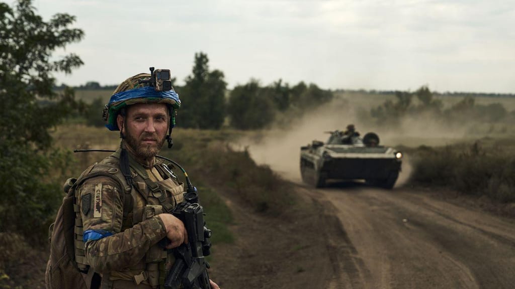 Soldados ucranianos lutam para reconquistar o território ocupado pela Rússia (AP Images)