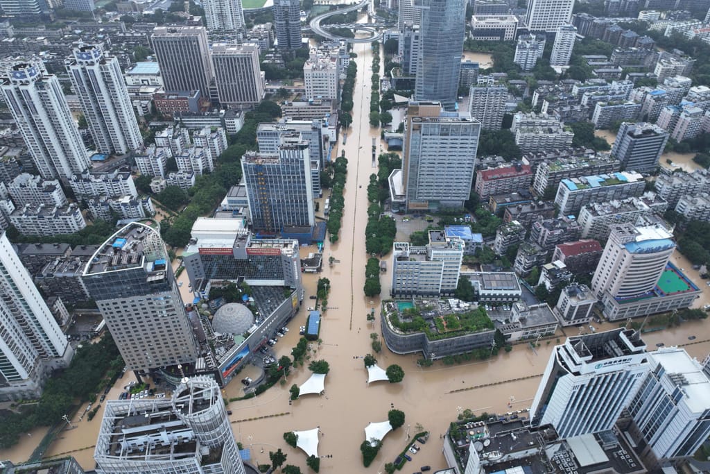 Cidade de Fuzhou, na China, inundada devido à tempestade tropical Haikui (Foto: Chinatopix via AP)