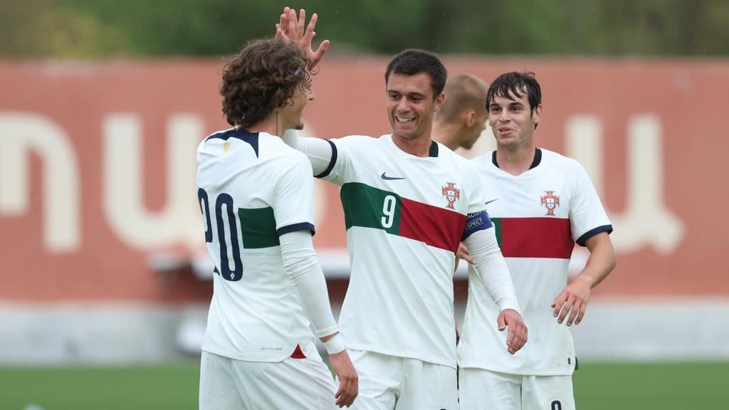 Fábio Silva, Henrique Araújo e Paulo Bernardo festejam golo dos sub-21 no Bielorrússia-Portugal (FPF)
