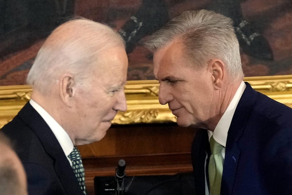 Joe Biden e Kevin McCarthy (Getty Images)