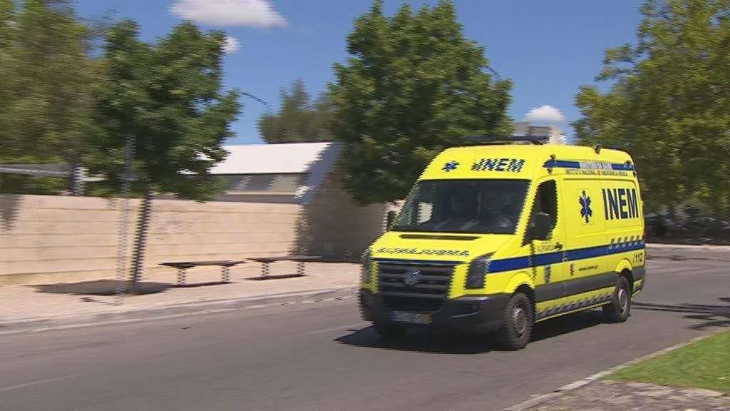 Liga dos Bombeiros quer que hospitais paguem 'esperas' das ambulâncias
