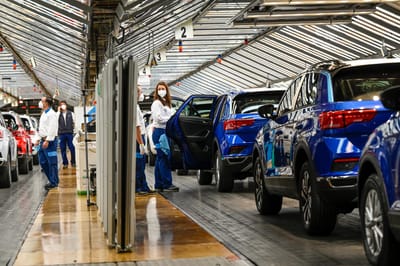 A notícia que os trabalhadores da Autoeuropa aguardavam: pelo menos 100 funcionários estão de regresso com a retoma em outubro - TVI