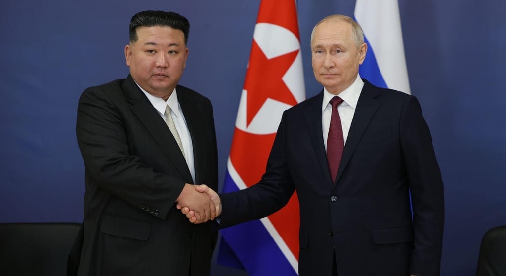 Kim Jong-un, líder da Coreia do Norte, encontra-se com Vladimir Putin, presidente da Rússia (EPA)