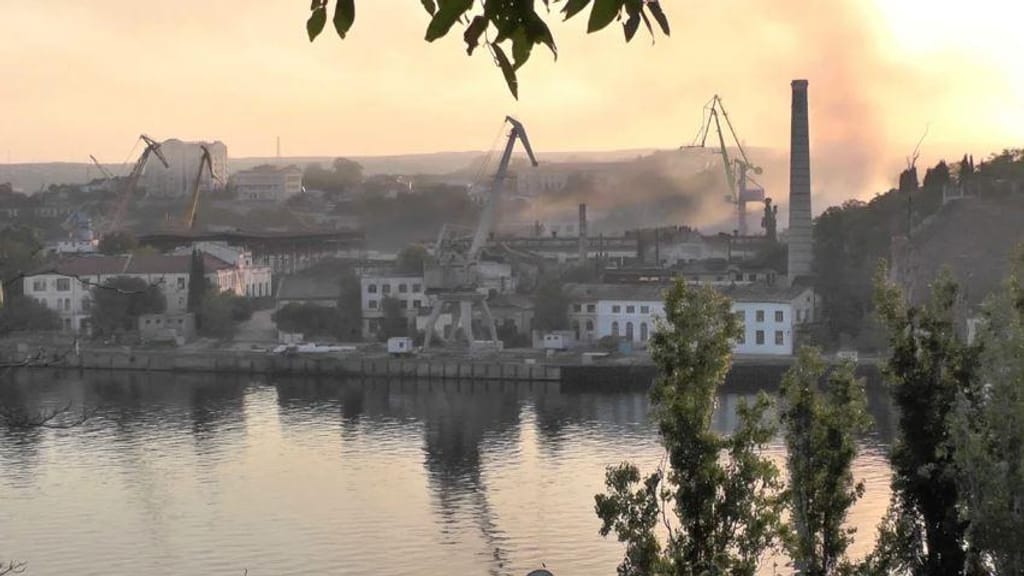 Fumo sobre o estaleiro que foi atingido por um ataque de mísseis ucranianos em Sebastopol, na Crimeia, a 13 de setembro de 2023. Reuters