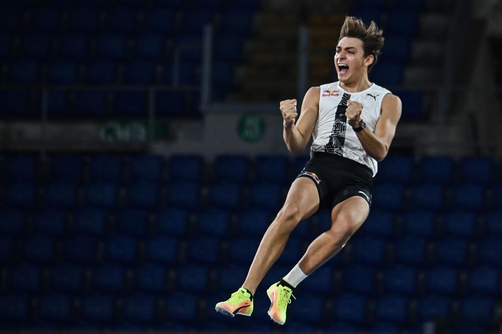 O sueco Armand Duplantis festeja após ter saltado 6,15 m para estabelecer um novo recorde mundial de salto com vara, a 17 de setembro de 2020, no Estádio Olímpico de Roma. ANDREAS SOLARO/AFP/AFP via Getty Images