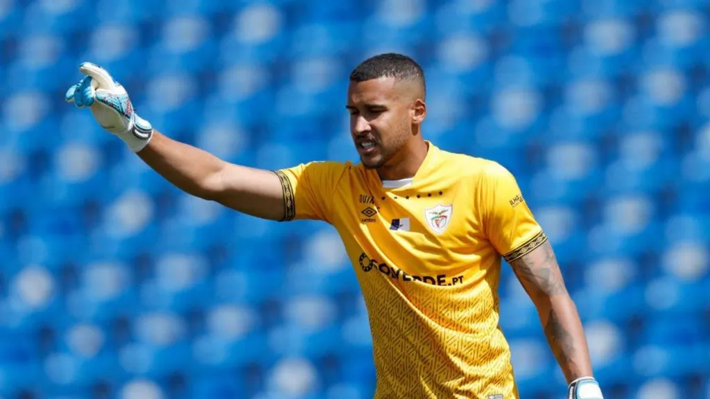 Gabriel Batista bate recorde na baliza do Santa Clara | MAISFUTEBOL