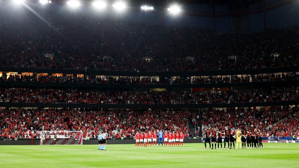 Minuto de silêncio no Estádio da Luz antes do Benfica-Salzburgo (JOSÉ SENA GOULÃO/Lusa)