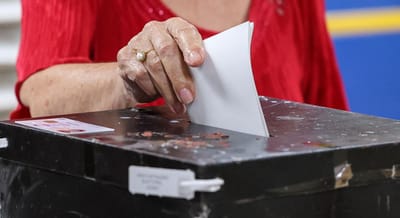 Eleições: Mais de 1,5 milhões de boletins de voto começaram a ser enviados para o estrangeiro - TVI