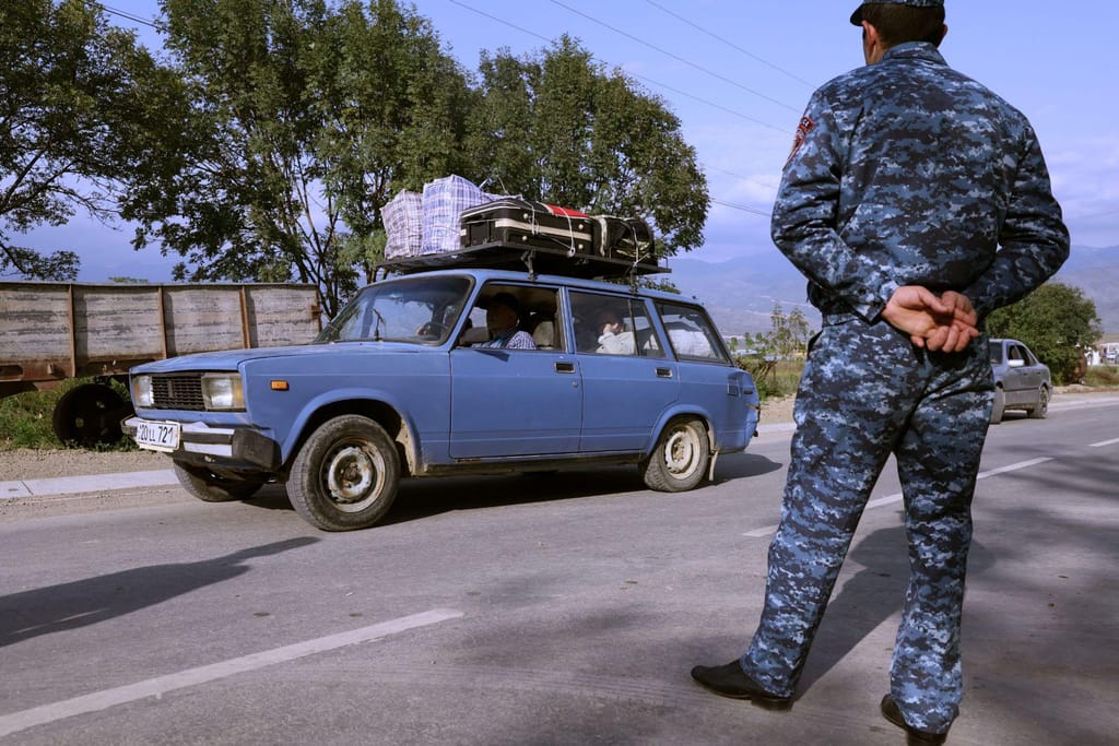 Arménios do Nagorno-Karabakh começam a abandonar a região após a ofensiva do Azerbaijão (ALAIN JOCARD/AFP via Getty Images)