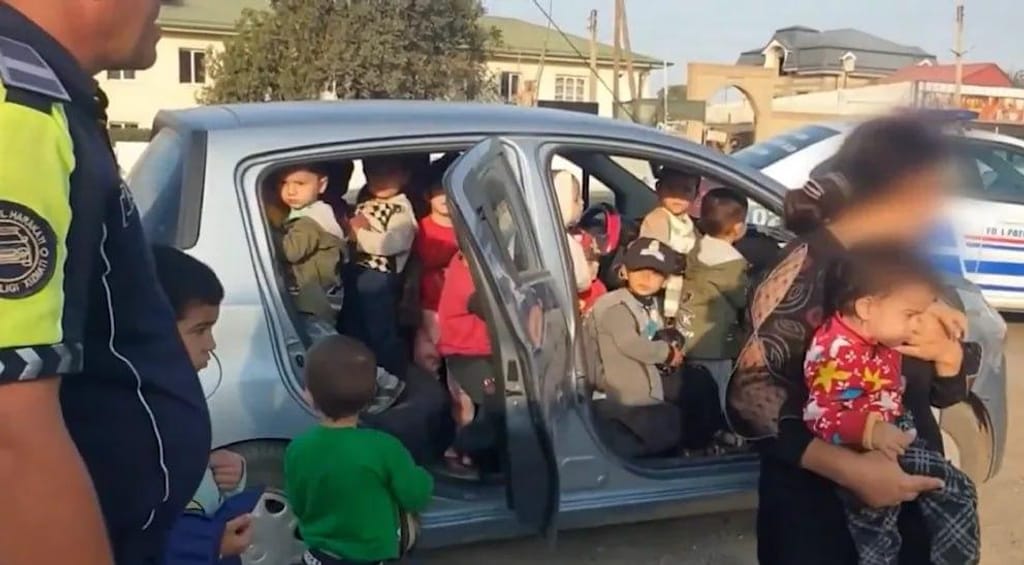 25 crianças num carro (imagem de vídeo)