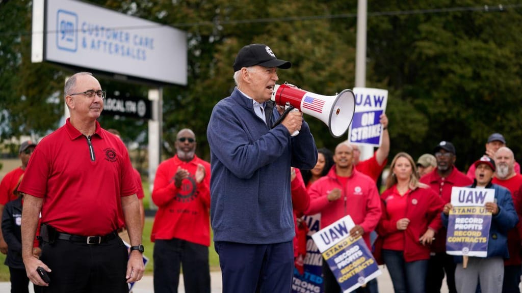 Joe Biden no piquete de greve em Detroit (AP)