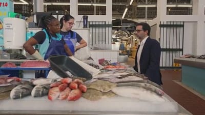 “Numa semana, o salmão subiu 5 €”. Venha daí ao mercado ver os aumentos dos preços dos alimentos – e como os estrangeiros já são uma clientela específica - TVI