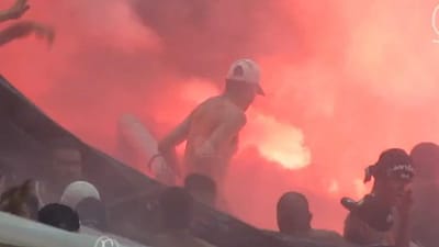 VÍDEO: uso de tochas corre mal e adeptos provocam fogo na bancada - TVI