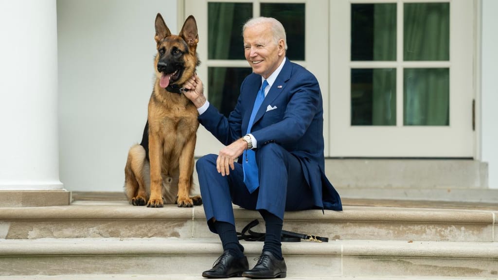 Commander e Joe Biden (Foto oficial da Casa Branca de Adam Schultz)