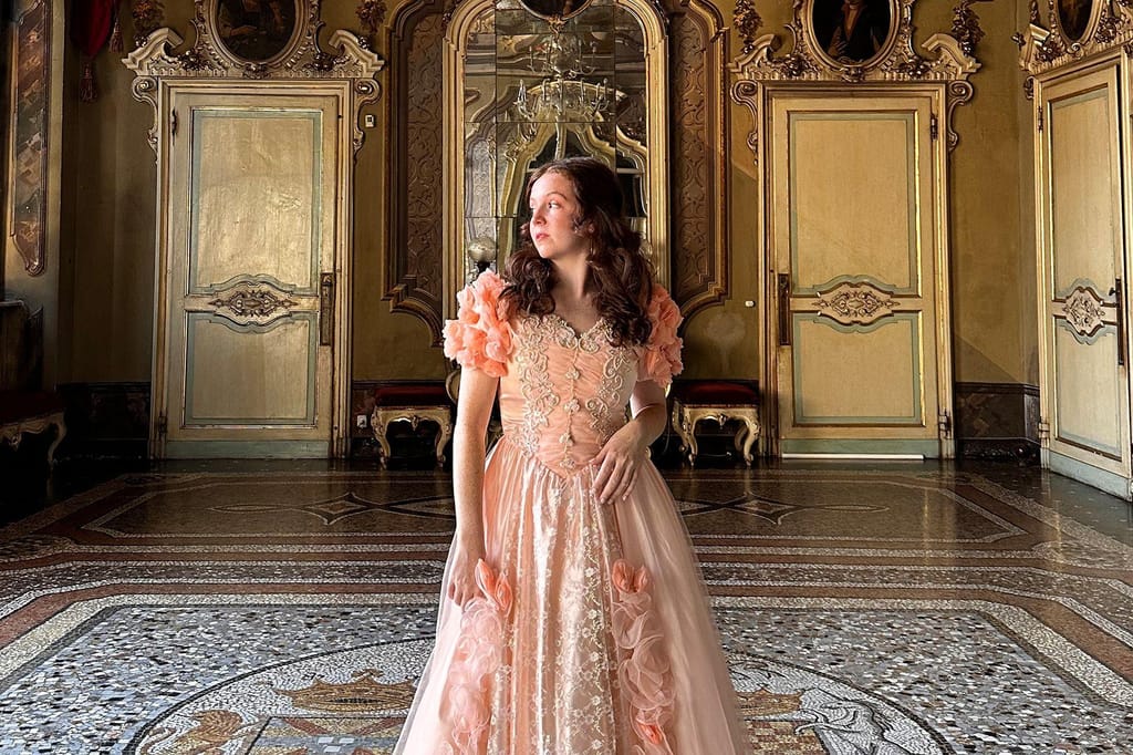 Ludovica Sannzzaro Natta começou a publicar vídeos nas redes sociais sobre a sua vida no castelo. Nos vídeos usa frequentemente vestidos de baile inspirados em "Bridgerton". Ludovica Uberta Sannazzaro Natta