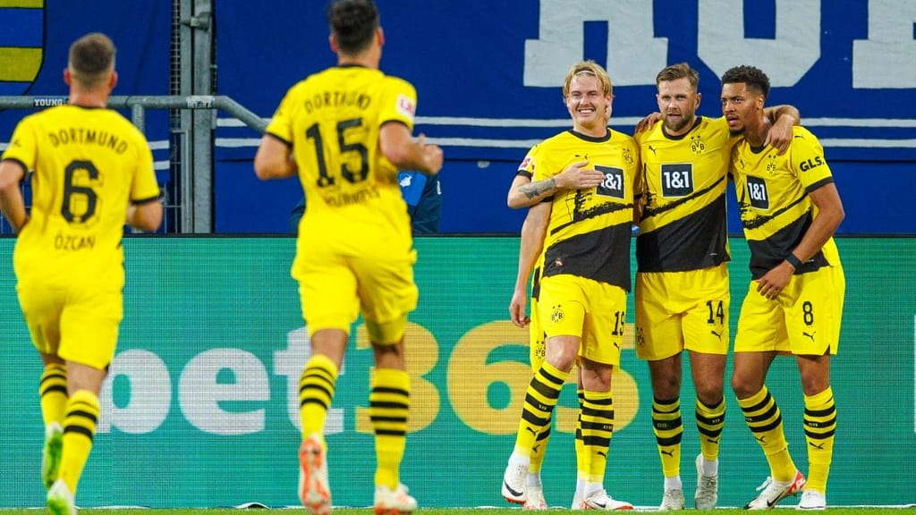 Borussia Dortmund festeja golo de Niclas Fullkrug, que abriu o marcador da vitória ante o Hoffenheim (CHRISTOPHER NEUNDORF/EPA)