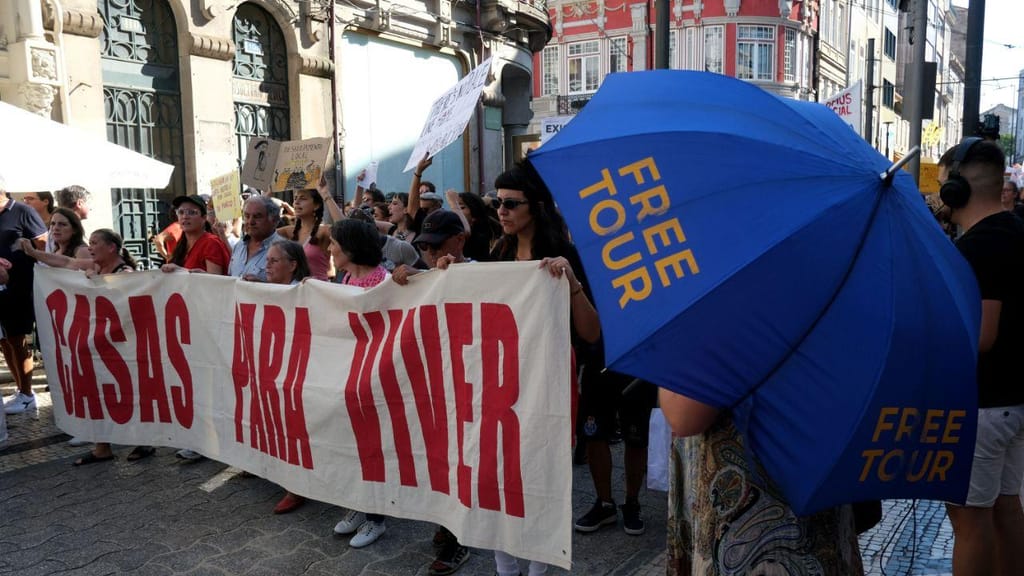 Manifestação "Casa para Viver, Planeta para Habitar" no Porto (FERNANDO VELUDO/LUSA)