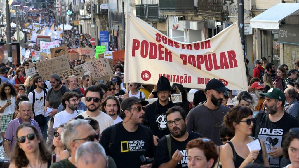 Manifestação "Casa para Viver, Planeta para Habitar" no Porto (FERNANDO VELUDO/LUSA)