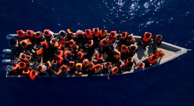 Mais de 100 migrantes resgatados de duas embarcações ao largo das Canárias - TVI