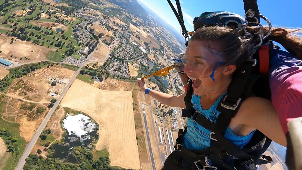 Emily Halnon em skydiving paraquedismo. Fotos na CNN 