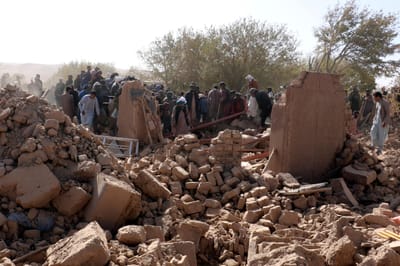 Subiu para 2.400 o número de mortos do sismo no Afeganistão - TVI