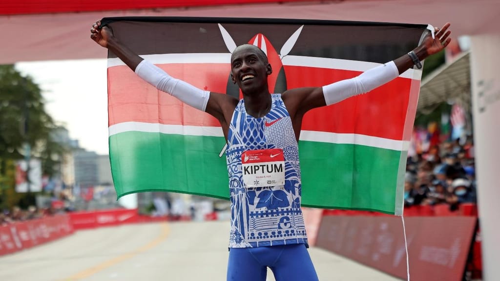 Kelvin Kiptum festeja vitória com recorde mundial na Maratona de Chicago (Eileen T. Meslar/Chicago Tribune vía AP)