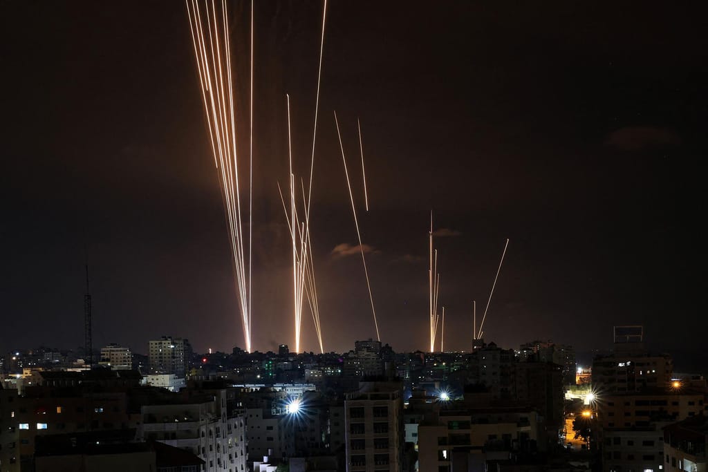 Salva de foguetes disparada da Cidade de Gaza from em direção a Israel a 7 de outubro Foto Mahmud Hams _ AFP _Getty Images