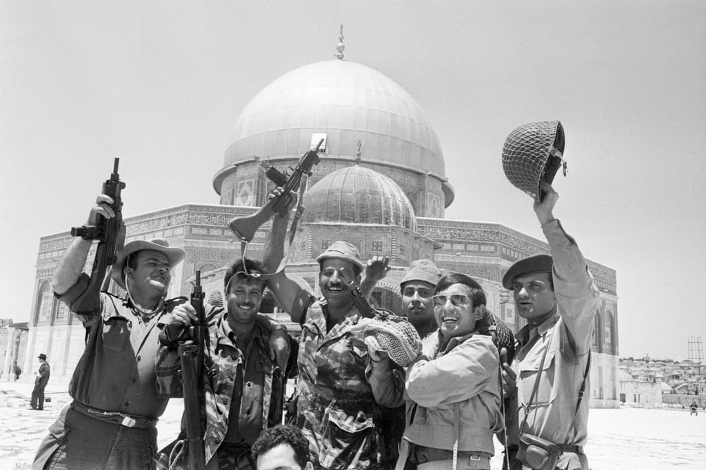 Soldados de Israel celebram a captura de Jerusalém em June de 1967. Bettmanm Archive _ Getty Images