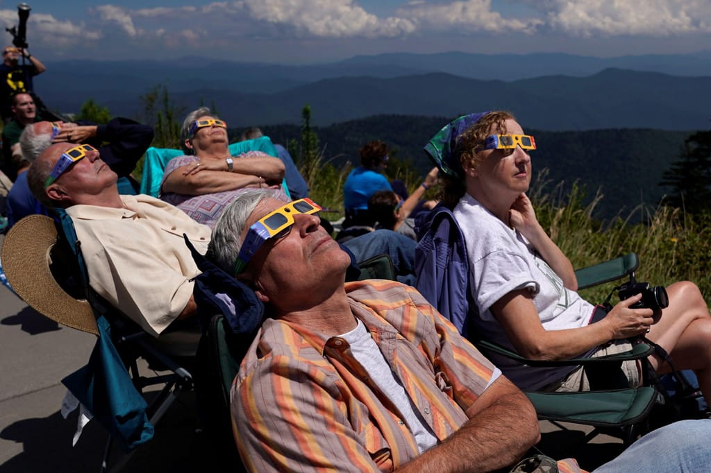 Pessoas observam eclipse solar de 2017 no parque nacional Great Smoky Mountains National Park, no Tennessee, EUA. Jonathan Ernst/Reuters