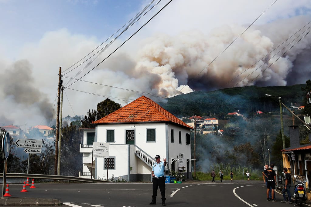 Populares tentam apagar o incêndio no concelho da Calheta, Madeira (LUSA/HOMEM DE GOUVEIA)