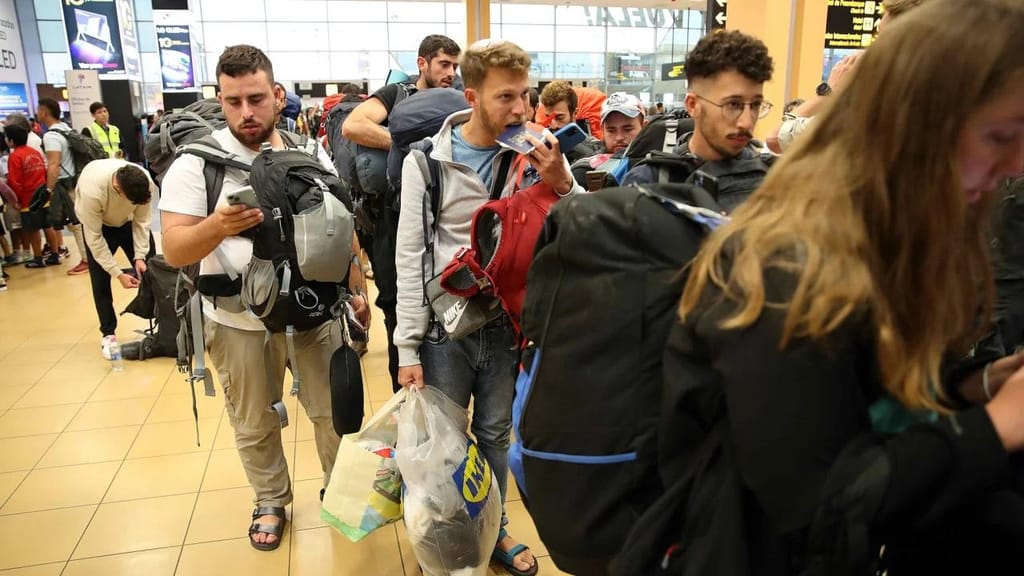Jovens israelitas fazem fila para embarcar num voo para Telavive no Aeroporto Internacional Jorge Chavez em Lima, Peru, a 10 de outubro. Paolo Aguilar/EPA-EFE/Shutterstock