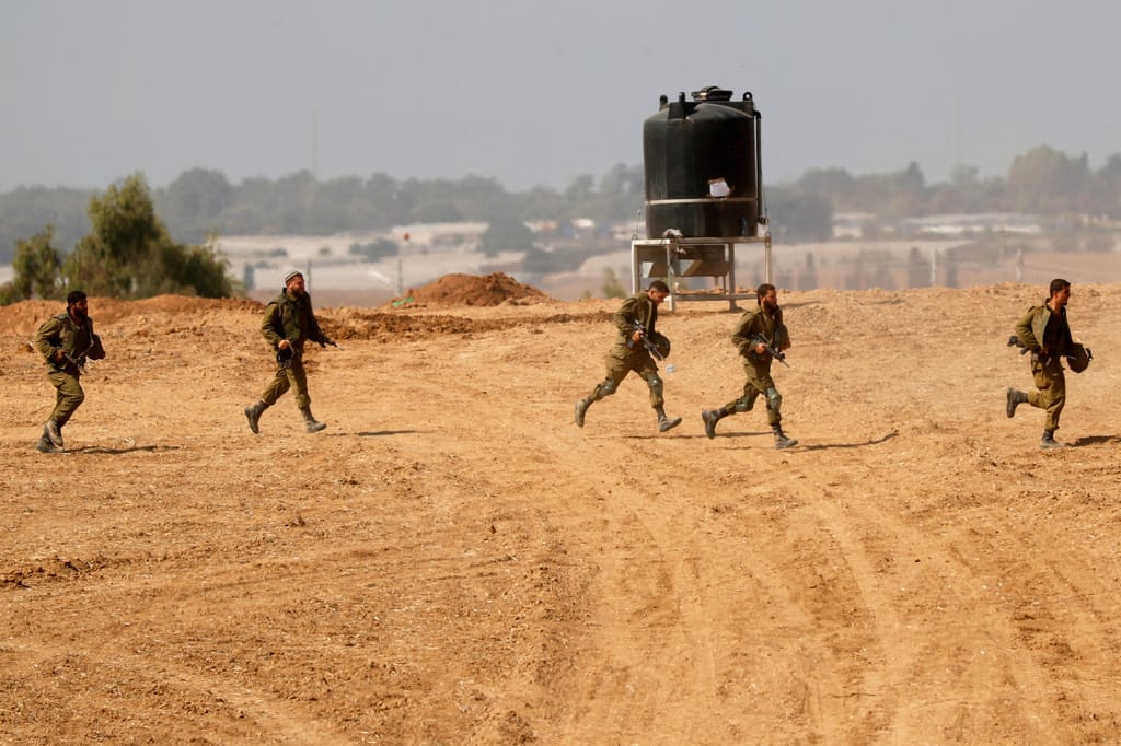 Forças israelitas na fronteira com Gaza (EPA/ATEF SAFADI)