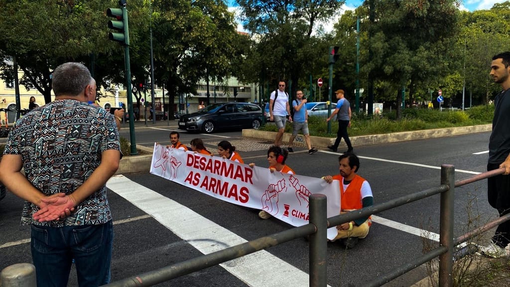 Ativistas do Climáximo bloqueiam Avenida 24 de Julho em Lisboa 