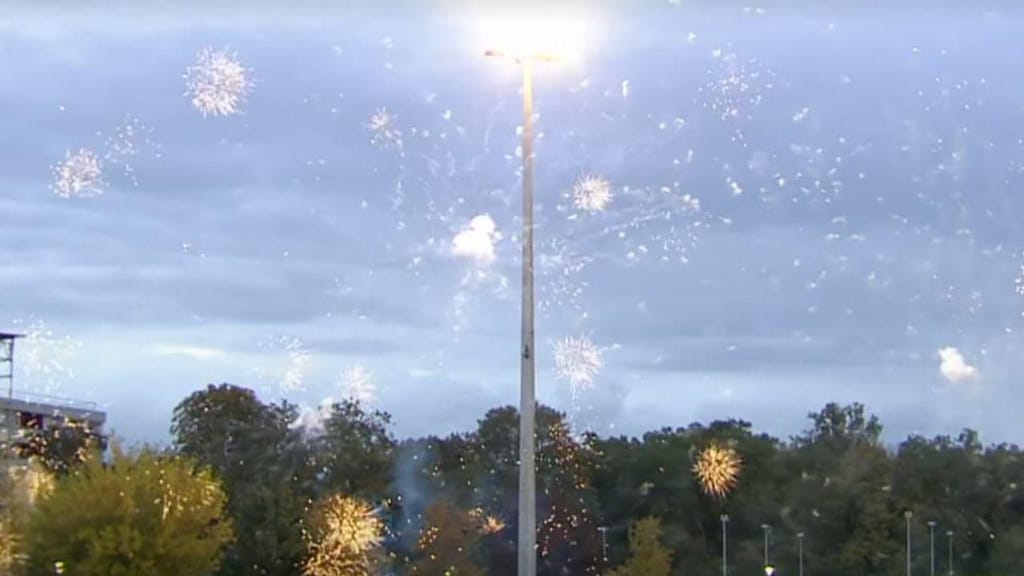 Jogo de futebol feminino interrompido em França devido ao lançamento de fogo de artifício