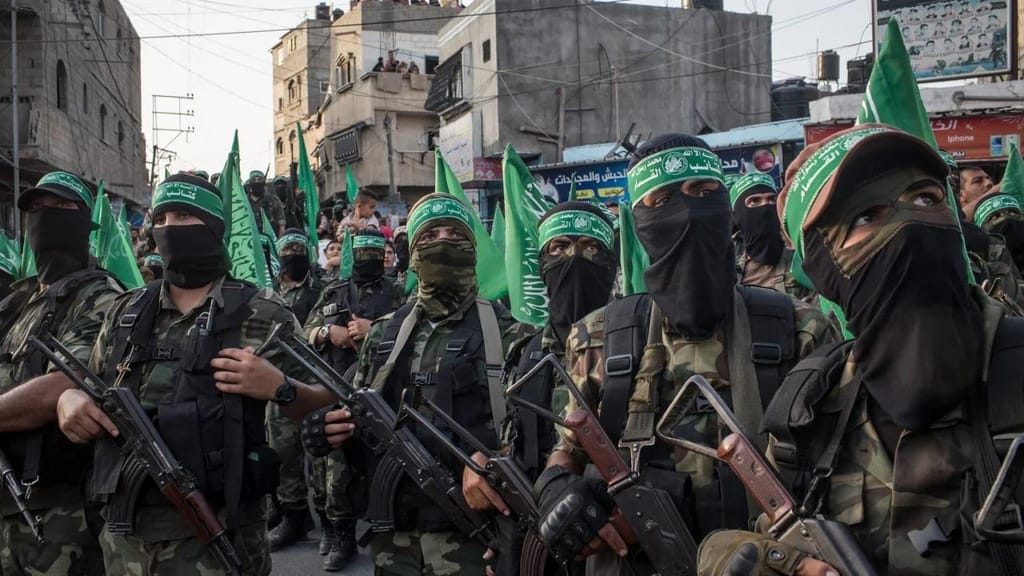 Militantes do Hamas numa parada militar no distrito de Bani Suheila district na cidade de Gaza em 2017. Chris McGrath _ Getty Images _ File