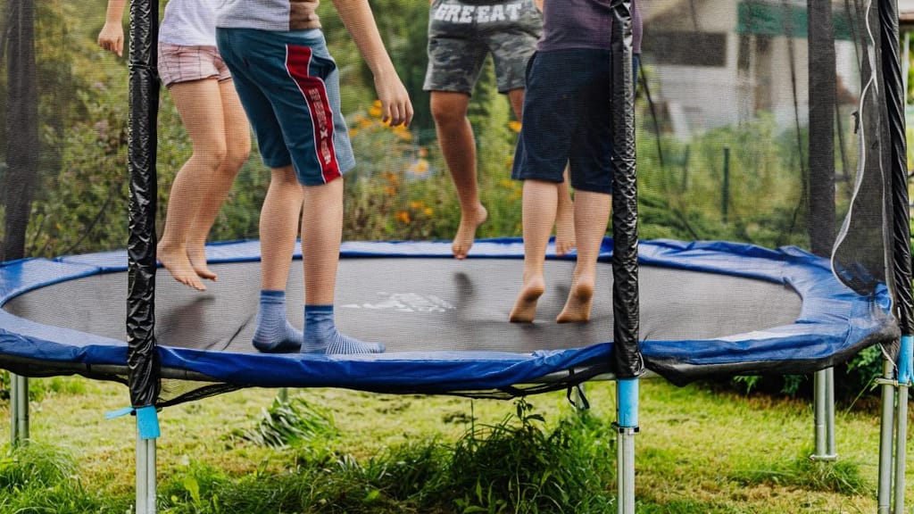 Crianças em trampolim Foto: Karolina Grabowska, Pexels