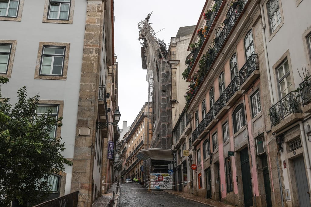 Estrutura a ceder na Rua das Flores em Lisboa