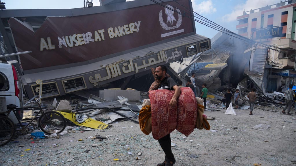 Ataques, destruição e fumo: as imagens do 12.º dia de guerra entre Israel e o Hamas (AP)