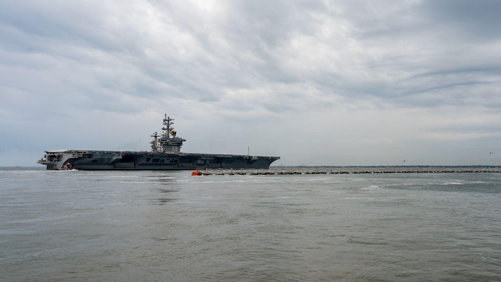 O porta-aviões USS Dwight D. Eisenhower parte da Estação Naval de Norfolk, a 14 de outubro de 2023