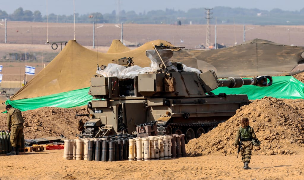 Forças israelitas ao longo da fronteira com Gaza (EPA/HANNIBAL HANSCHKE)