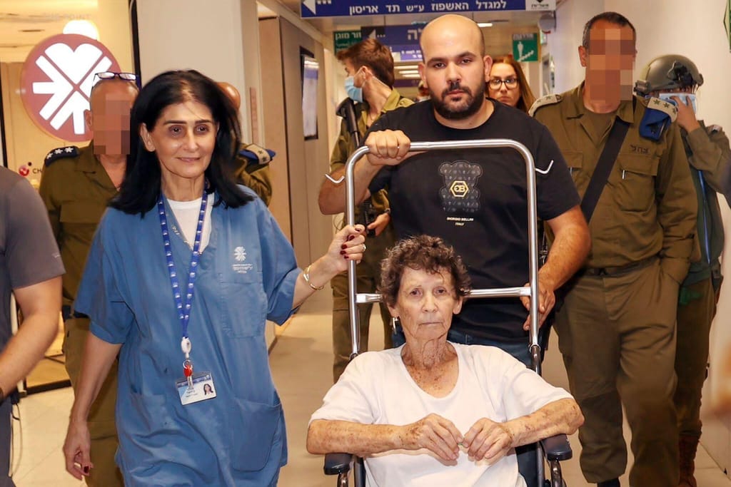 Yocheved Lifshitz no Hospital Ichilov, Telavive, após ser libertada pelo Hamas (Hospital Ichilov via AP)