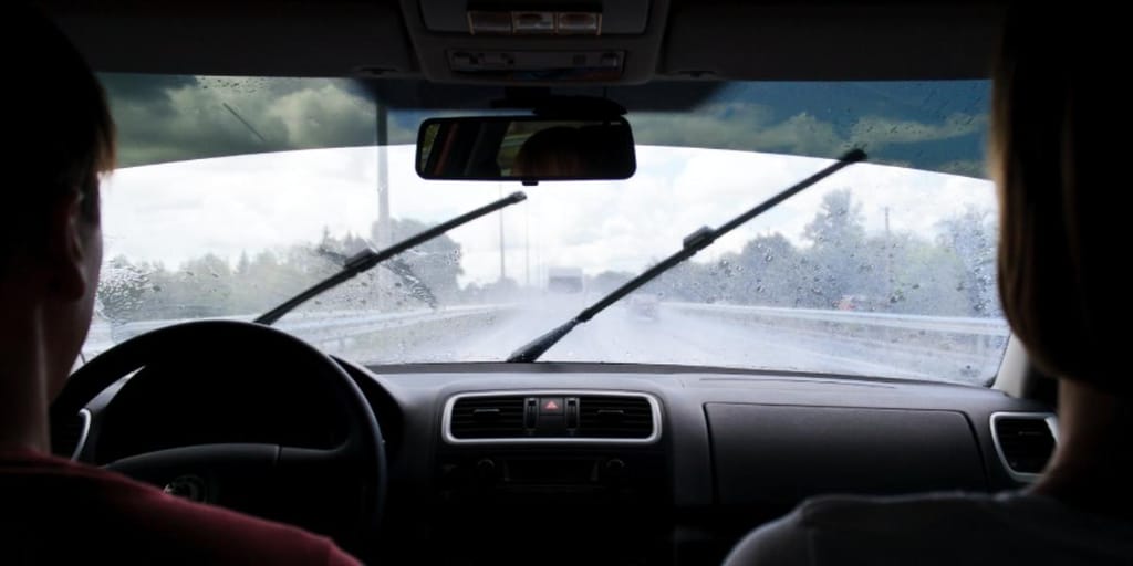 Interior do carro com chuva no vidro Foto: Eugene, Unsplash