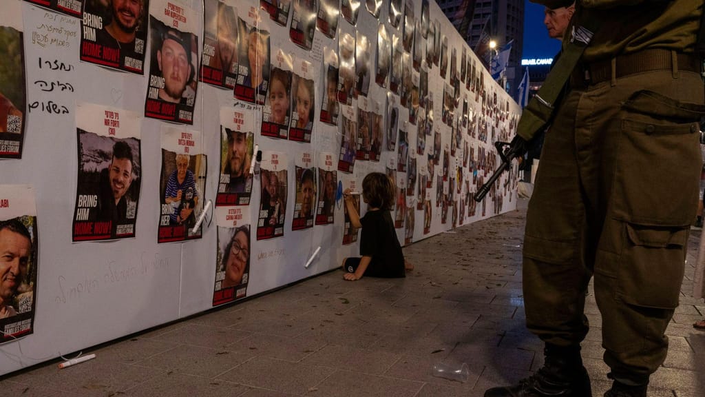 Parede com retratos de reféns do Hamas (Petros Giannakouris/AP)