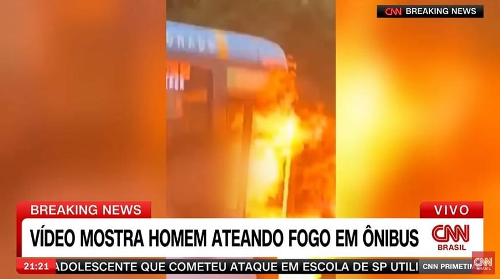 Autocarro incendiado no Brasil