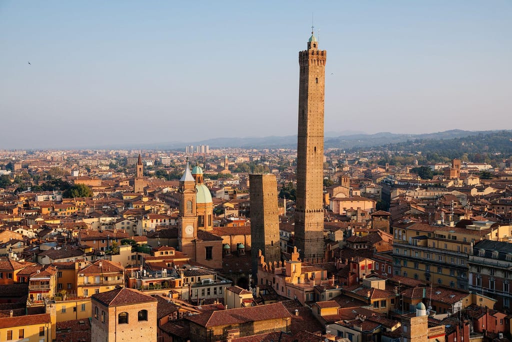 A torre “inclinada” Garisenda e a sua vizinha mais alta, a Asinelli, situam-se no coração de Bolonha. (Foto em cima: Francesco Riccardo Iacomino/Moment RF/Getty Images)