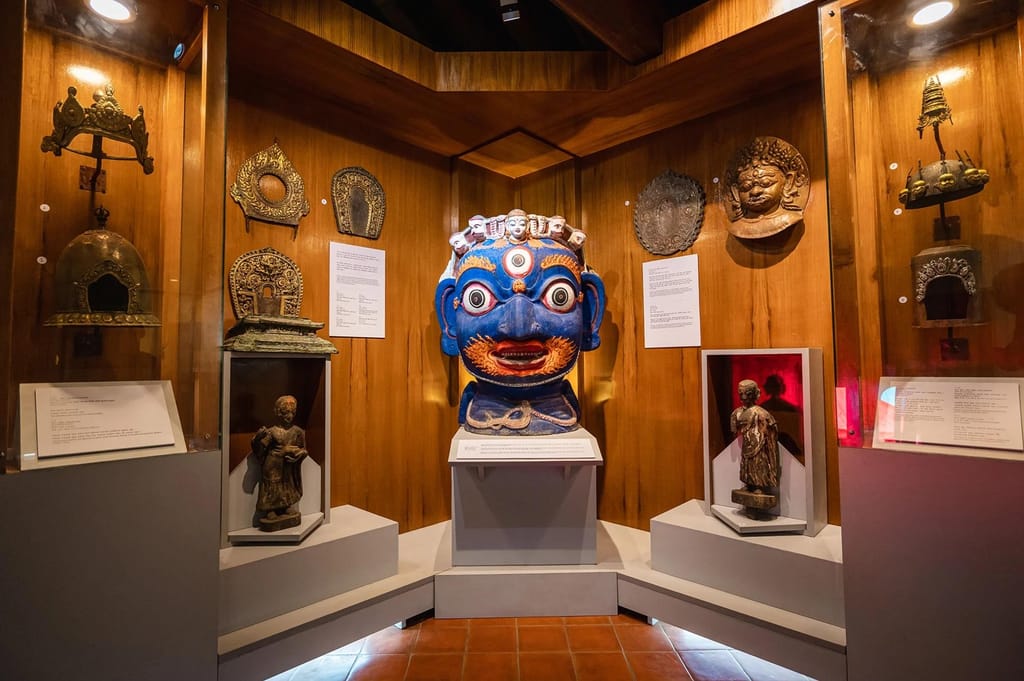Halos, coroas e esculturas em exposição no Museu de Itumbaha. Pranab Joshi/Curadoria Itumbaha