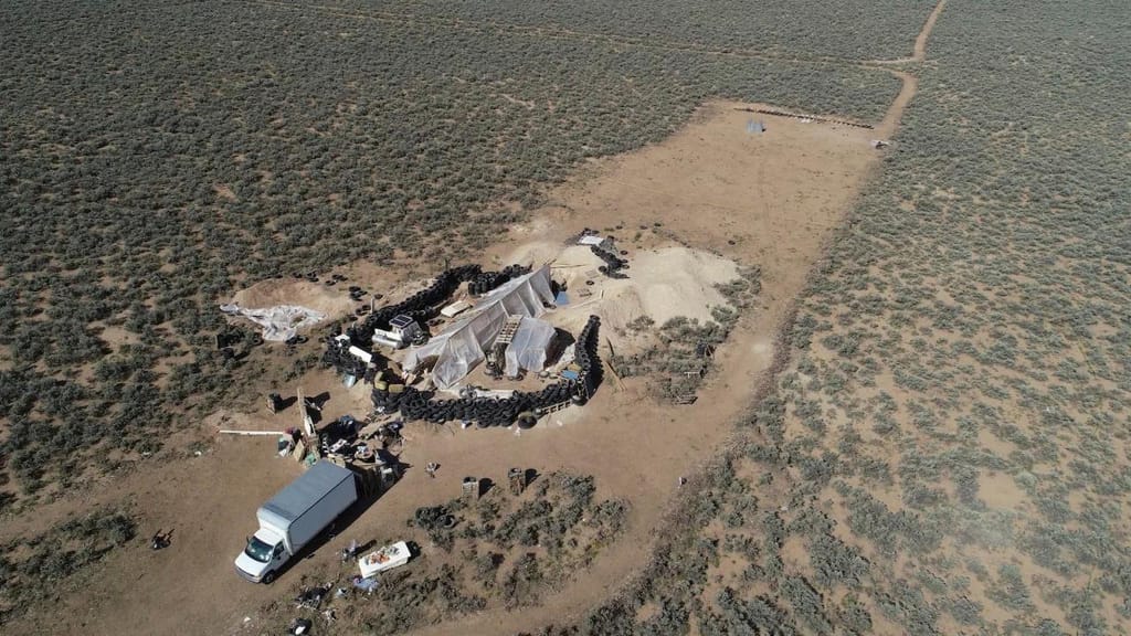 Vista aérea de um complexo improvisado na área desértica de Amalia, Novo México, onde as autoridades dizem que um menino de 3 anos foi encontrado morto. Brian Skoloff _ AP _ ARQUIVO
