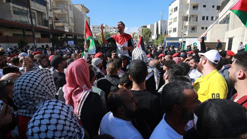 Manifestantes cantam palavras de ordem junto à embaixada israelita em Amã, na sexta-feira, para mostrar solidariedade para com os habitantes de Gaza. Khalil Mazraawi/AFP/Getty Images